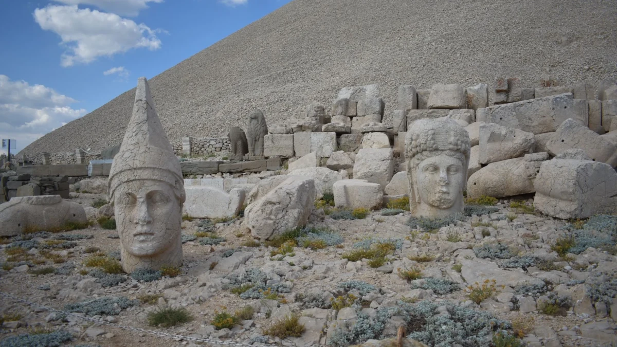 Binlerce Yıllık Anıtların Arasında: Nemrut Dağı'nın Tarihi Önemi Binlerce Yıllık Anıtların Arasında: Nemrut Dağı'nın Tarihi Önemi