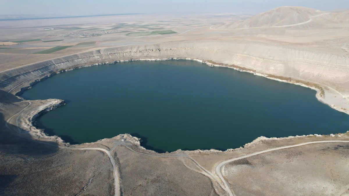 Göller Bölgesi'nde Krater Gölü ve Çevresinde Fotoğraf Molası Göller Bölgesi'nde Krater Gölü ve Çevresinde Fotoğraf Molası