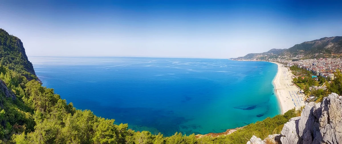 Kalabalıktan Uzak: Antalya Plajları Karşılaştırması ve Alternatif Sessiz Koylar Kalabalıktan Uzak: Antalya Plajları Karşılaştırması ve Alternatif Sessiz Koylar