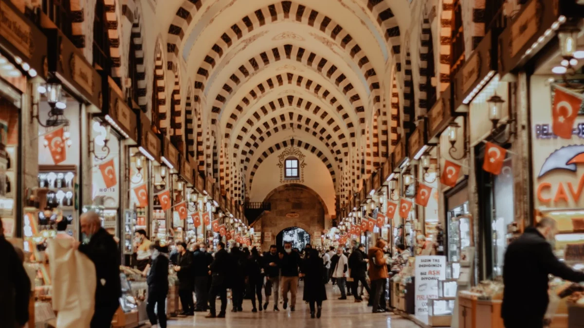 Kapalıçarşı ve Mısır Çarşısı'nda Turist Tuzağına Düşmeden Alışveriş Yapmanın Püf Noktaları Kapalıçarşı ve Mısır Çarşısı'nda Turist Tuzağına Düşmeden Alışveriş Yapmanın Püf Noktaları