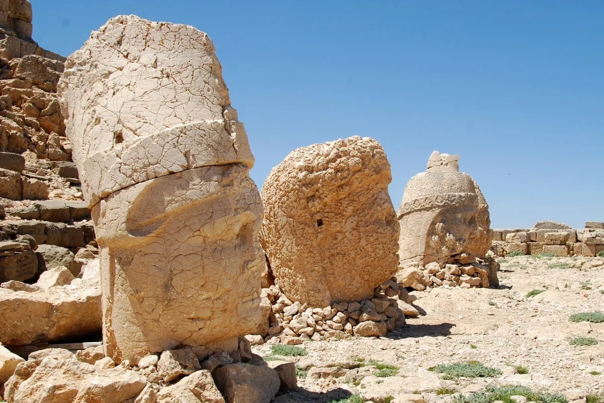 Nemrut Dağı Yürüyüş Rotaları Zorluk Seviyeleri: Hangi Parkur Kimler İçin Uygun? Nemrut Dağı Yürüyüş Rotaları Zorluk Seviyeleri: Hangi Parkur Kimler İçin Uygun?