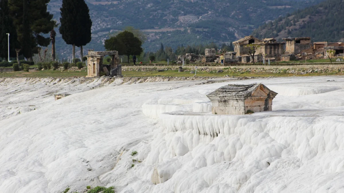 Pamukkale Doğal Havuzlarında Güvenlik Uyarıları: Su Derinliği ve Akıntı Yanılgısı Pamukkale Doğal Havuzlarında Güvenlik Uyarıları: Su Derinliği ve Akıntı Yanılgısı