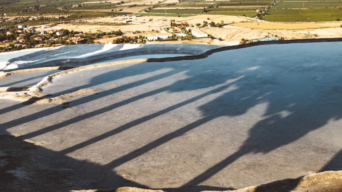 Pamukkale Gezi Rehberi Adım Adım: Doğru Rota ile Travertenlerden Antik Havuzlara Pamukkale Gezi Rehberi Adım Adım: Doğru Rota ile Travertenlerden Antik Havuzlara