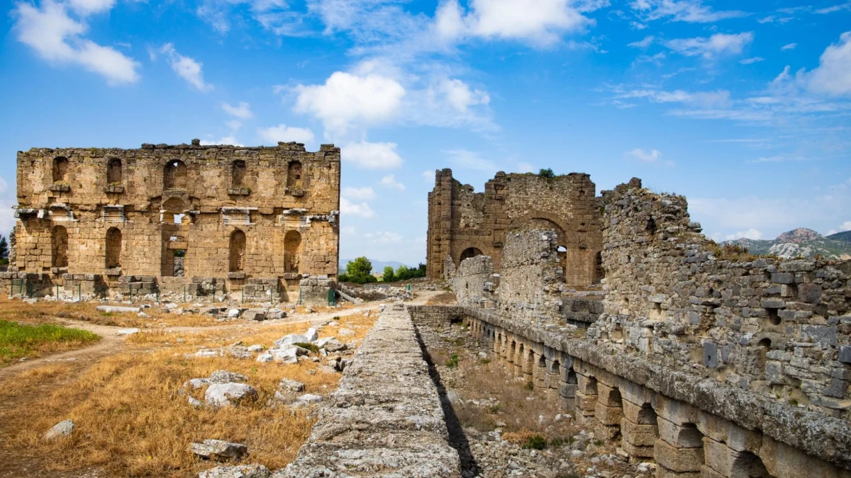 Tarihin İzini Sürmek: Antalya'da Zamanı Durduran Antik Kentler Tarihin İzini Sürmek: Antalya'da Zamanı Durduran Antik Kentler