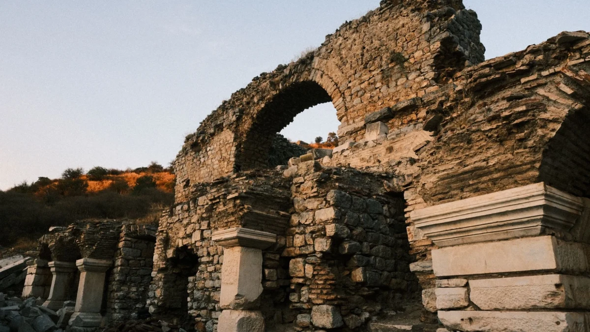 Tarihin Katmanlarında Kaybolmak: Niğde’nin Gizli Kalmış Kültür Hazineleri Tarihin Katmanlarında Kaybolmak: Niğde’nin Gizli Kalmış Kültür Hazineleri